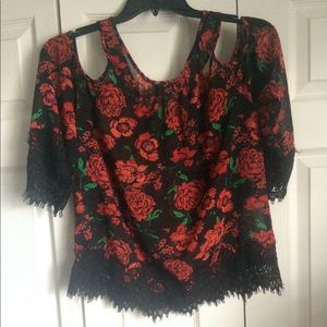 COLD SHOULDER TOP WITH LACE FRINGE AT BOTTOM